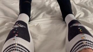 Macrofilia: personas diminutas se esconden en calcetines de fútbol gigantes