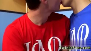 Ταινίες με χαριτωμένα νεαρά Twinks μικρό πέος και ποδοσφαιρικό αγόρι γκέι πορνό The
