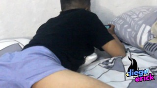 Pinoy Sexy Twink Gamer Guy που παίζει τα αγαπημένα του κινητά Legends Ml Kinantot στο Pina Chupa Si Ml φίλε