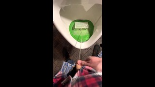 Pissing Into A Urinal In A Pub. Παίζω ποδόσφαιρο με ούρα