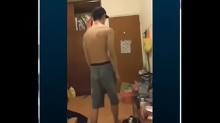 台灣街舞超級帥哥發情 裸體擺Pose給你看