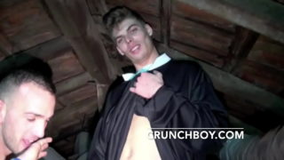 Sexy garoto hetero musculoso de Bordeaux fodido pelo padre na igreja