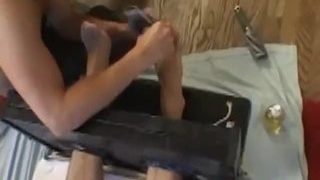 La jeune Jenya maigre se bat contre un chatouilleur de bondage hardcore