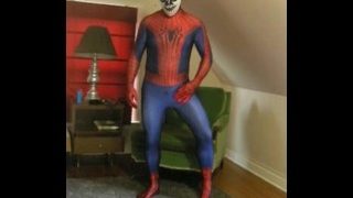 Spiderman Usando una máscara de lucha libre de esqueleto