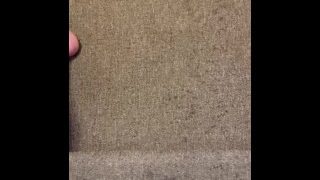 Pis spuiten op mijn tapijt