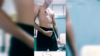 Ejército tailandés masturbándose en la oficina.