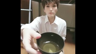 イケメン日本人のおしっこ カップに大量放尿 005