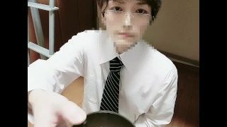 メガネ男子のおしっこ 勉強中に我慢できずに大量放尿 014
