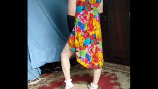 18 Youtube Model Crossdresserkitty Sexy vesničanka Šaty v domácnosti Dlouhé punčochy Bílé BBW Femboy Stripteasing At