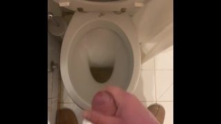 Ein Kerl pisst und masturbiert dann im Badezimmer und spritzt mit seinem schönen Schwanz überall hin