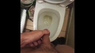 dick circuncidado orinando en el baño