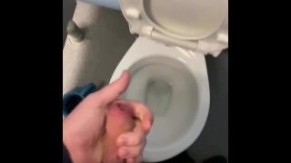 公衆トイレでの手コキと大量のザーメン放尿の編集