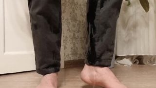 Desperate Male Peeing In Jeans – Feet Fetish