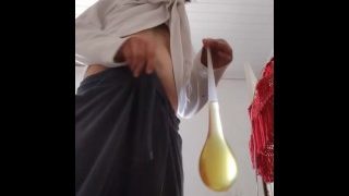 Een condoom vullen met pissvideoband op oud huis