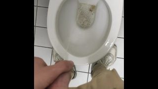 Geil In Die Toilette Gepisst!