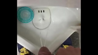 放尿シーン