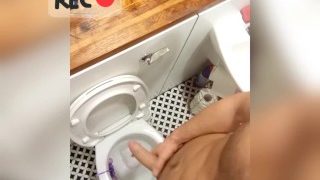 Fyr onanerer og pisser på toilettet og derefter orgasmer og sperm overalt!