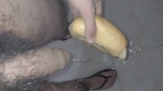 Homme à la bite poilue qui fait pipi sur un pain / fétichisme de la nourriture