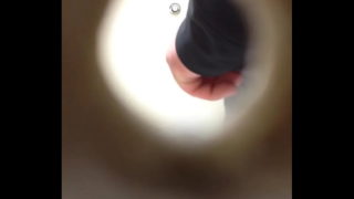 Hombre Meando Baño Publico