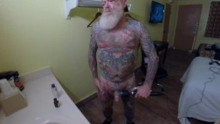 Inked Daddy Bear Solo - Massage de bite, jouet de prostate, pisse