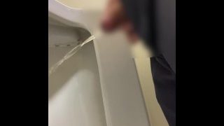 仕事中にトイレでオシッコする日本人男性 Japanese Man Peeing In The Bathroom At Work