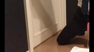 スーツ姿でおしっこおもらし