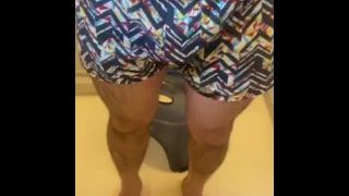 パンツを履いたままお漏らしをする大学生