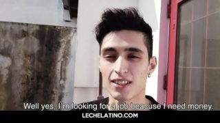 Latin Leche - La teenager latina più sexy succhia il cazzo non tagliato e viene scopata senza preservativo