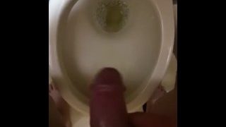 放尿 20代日本人がトイレでおしっこ
