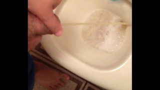 Mijando Para Um Macho