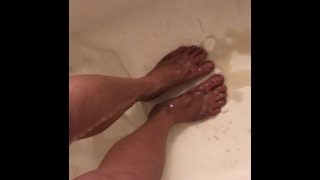 Nash Freer pisst auf seine schmutzigen Füße