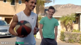 Nextdoortwink - Scott Finn aide un jeune adolescent noir avec sa forme
