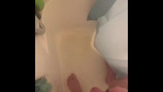 Orgasmo sussultante di pipì sotto la doccia, cazzo duro, sborra, piscio, POV