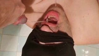 Recopilación de orina y bebida de boca de esclavo pervertido en el baño HD