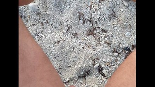 Pisciata In Pubblico Sulla Spiaggia