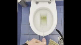 Piscio Nel Bagno Pubblico