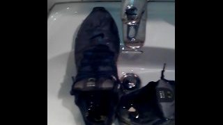 Piss In Smelly Shox