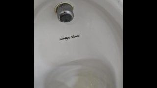Pissing i offentlige urinaler