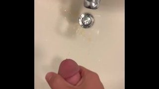 Pissing i vasken