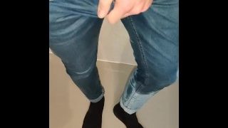Pisciare i miei jeans nuovi di zecca sotto la doccia