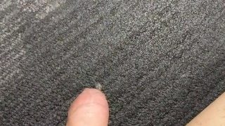 Orina relajante en la alfombra
