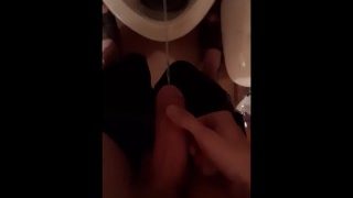 Scally gutt rykker av sin enorme kuk og pisser på toalettet
