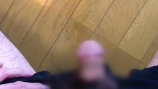 チンポ丸出しで床におしっこをぶち撒ける変態日本人男 25