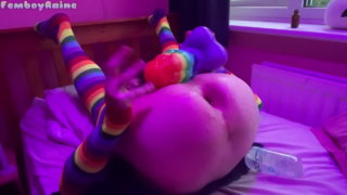 Size Queen Femboy Raine uitgerekt door enorm speelgoed!