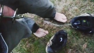 Sk Outdoor pisst auf meine Turnschuhe, Socken und Füße mit Harnröhrenkeuschheit