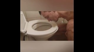 Adolescent slab enervat în toaletă și pe scaunul de toaletă, apoi îl linge