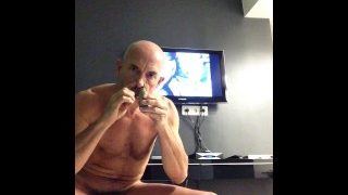 Snif Devant Verres De Pisse
