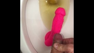 Δοκιμάζοντας το δικό μου Piss & Cum Off από μια βεντούζα Dildo που έμεινε στη λεκάνη της τουαλέτας για να ρουφήξω