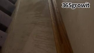 BBC tatouée pisse sur le mur et le sol dans un bâtiment abandonné Big Black Cock Piss