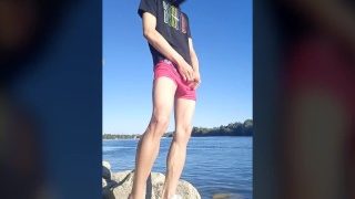 Twink Cậu Bé Với Mái Tóc Dài Màu Đen Pissing Pee On The River Mặc Kính Mũ Giày Boxer Áo Sơ Mi